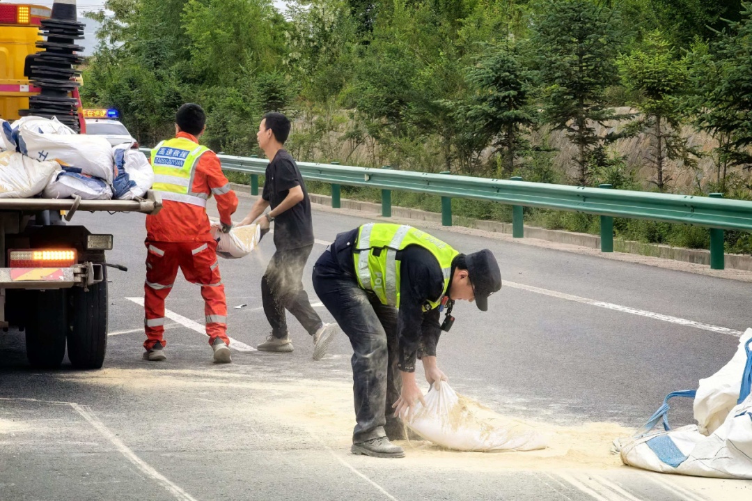 货车侧翻货物散落一地 临洮高速交警化身“搬运工”紧急救助