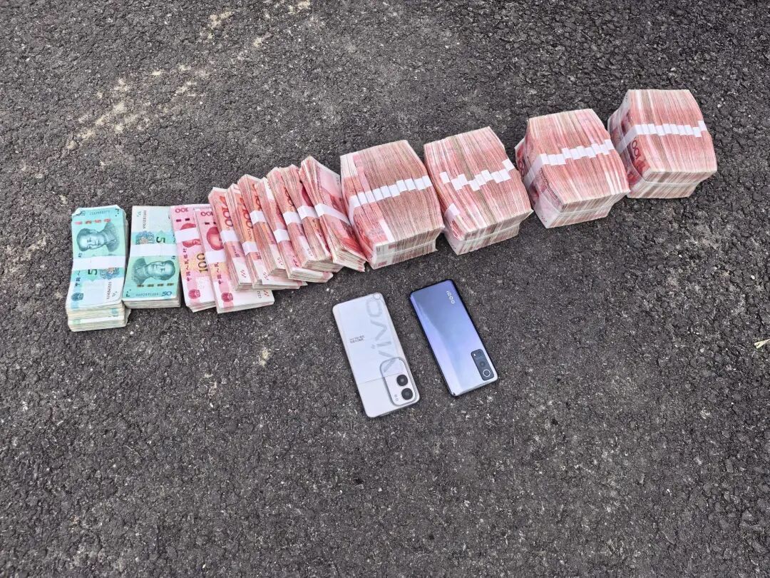 当街被持棍拦车“抢劫”50万元?竟是为私吞赃款自导自演! 当街被持棍拦车“抢劫”50万元?竟是为私吞赃款自导自演!