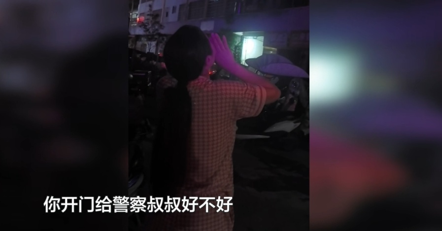 ”宝贝开门……”凌晨2点传来男童哭声,左邻右舍担忧报警:没事的,爸爸不在,叔叔在 ”宝贝开门……”凌晨2点传来男童哭声,左邻右舍担忧报警:没事的,爸爸不在,叔叔在