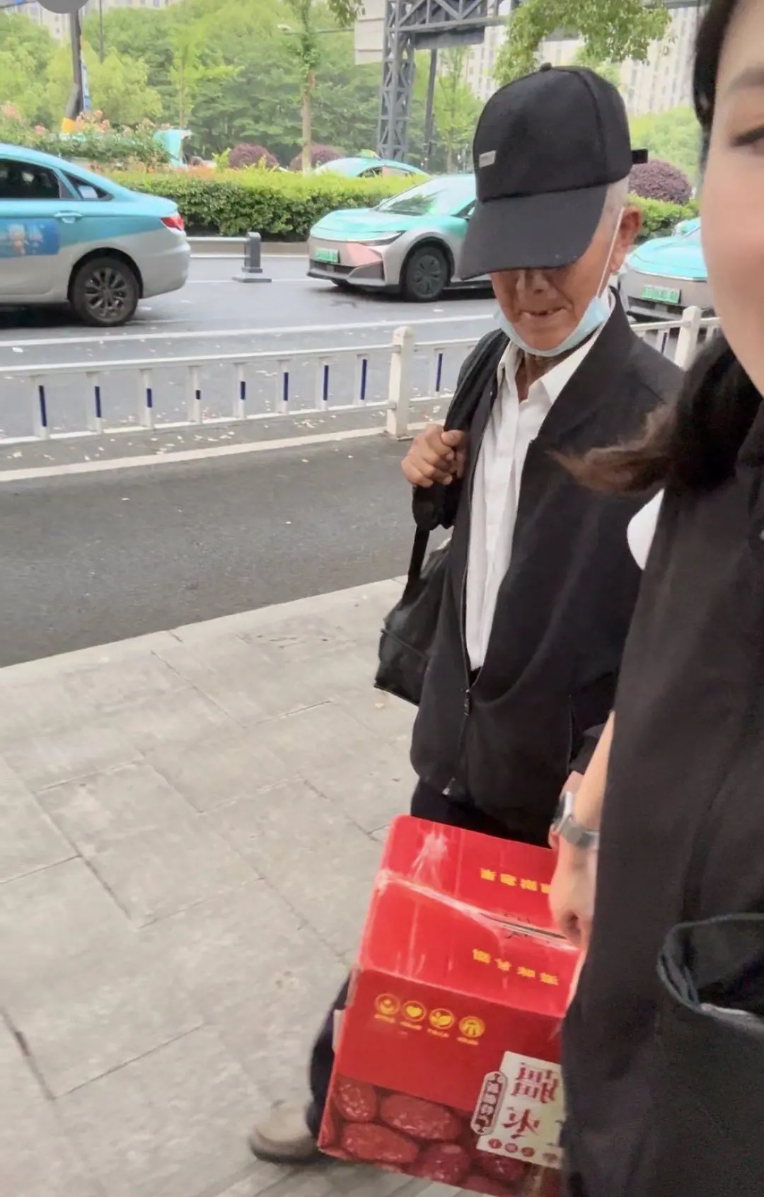 “连40元打车钱都舍不得花的老人,却把100元硬塞给我……” “连40元打车钱都舍不得花的老人,却把100元硬塞给我……”