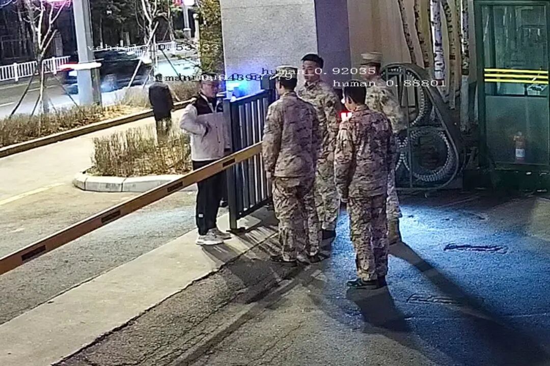深夜,他在武警营门前徘徊,终于做了一个决定…… 深夜,他在武警营门前徘徊,终于做了一个决定……