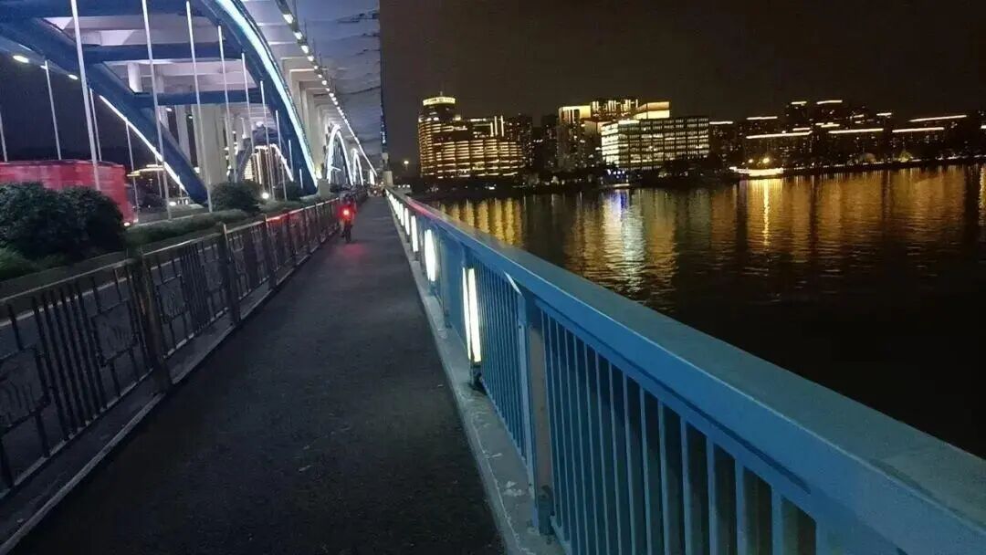 惊魂一刻！女子夜骑突然被不明细线割颈……