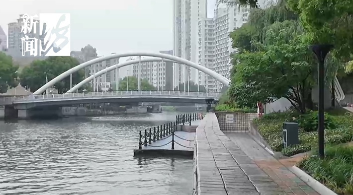 上海一老人掉进苏州河,男子故意狂绕一圈救人?理由让人赞叹! 上海一老人掉进苏州河,男子故意狂绕一圈救人?理由让人赞叹!