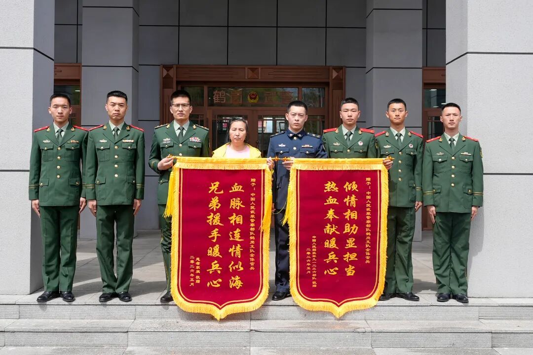 深夜,他在武警营门前徘徊,终于做了一个决定…… 深夜,他在武警营门前徘徊,终于做了一个决定……