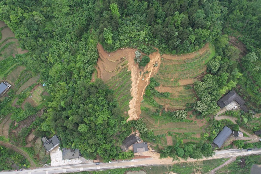 与滑坡“赛跑”,一小时19人安全转移 与滑坡“赛跑”,一小时19人安全转移