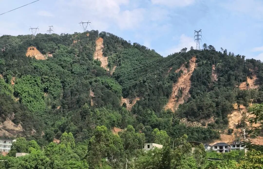 重庆永川90后夫妻雨夜逆行,连夜转移66名群众:刚把老人撤离走房子就被冲塌了 重庆永川90后夫妻雨夜逆行,连夜转移66名群众:刚把老人撤离走房子就被冲塌了