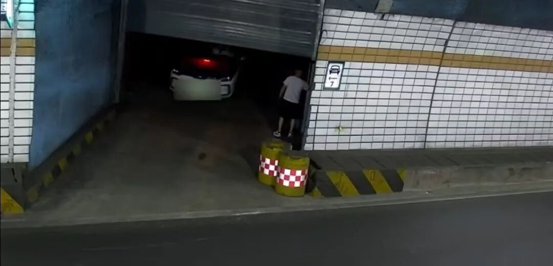 隧道内倒车、指挥乘客打开逃生卷闸门调头,一出租车被扣24分 隧道内倒车、指挥乘客打开逃生卷闸门调头,一出租车被扣24分