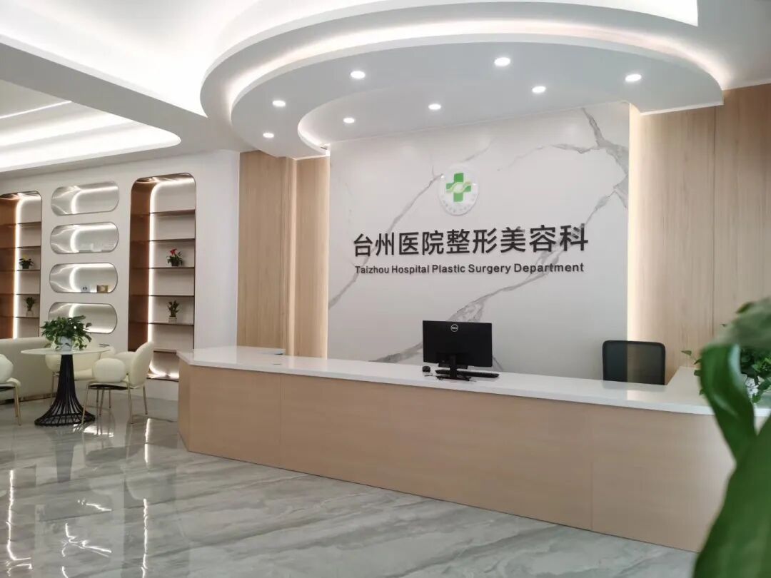 浙江一老板觉得“指缝宽漏财” ，竟去美容院往手指里打玻尿酸！结果差点截肢…