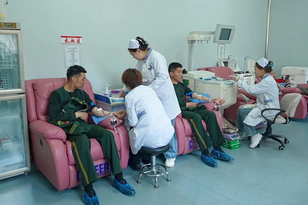 深夜,他在武警营门前徘徊,终于做了一个决定…… 深夜,他在武警营门前徘徊,终于做了一个决定……