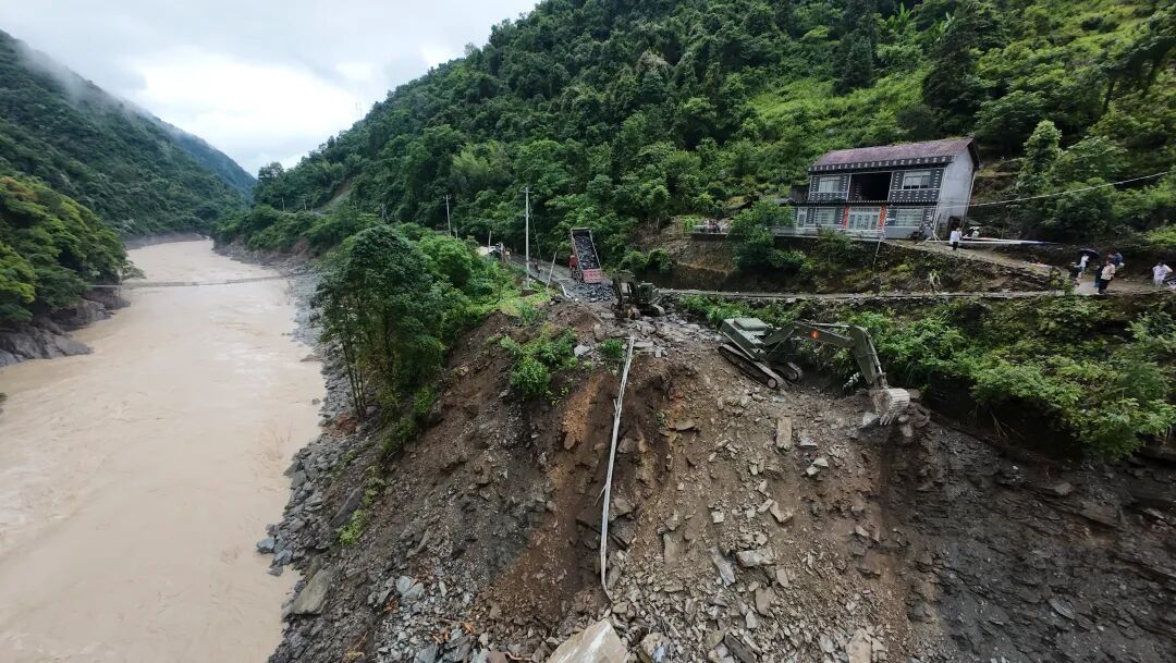 湖南石门部分道路中断,武警专业力量紧急抢通 湖南石门部分道路中断,武警专业力量紧急抢通