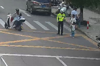 “真没事吗？”“真不用去医院吗？”……“唠叨”交警反复追问六遍
