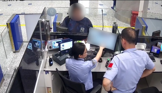 18岁小伙杭州出发柬埔寨前被紧急拦下！原计划经香港转机，因无明确行程、未订酒店被边检拒绝出境