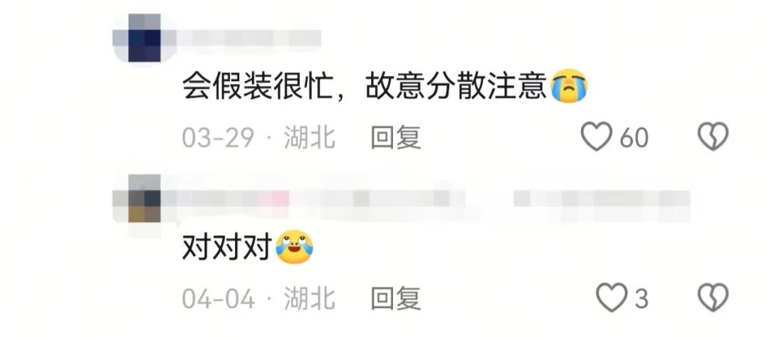 当你从黑黑的房间“镇定自若”地夺门而出，网友：“在我家装监控了吧……”