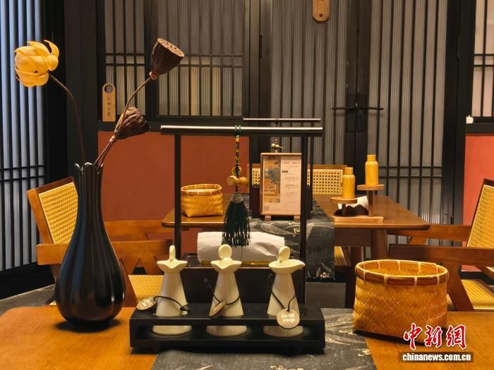 年轻人爱上“新中式头疗”:从“头”开始的中医养生与情绪疗愈 年轻人爱上“新中式头疗”:从“头”开始的中医养生与情绪疗愈