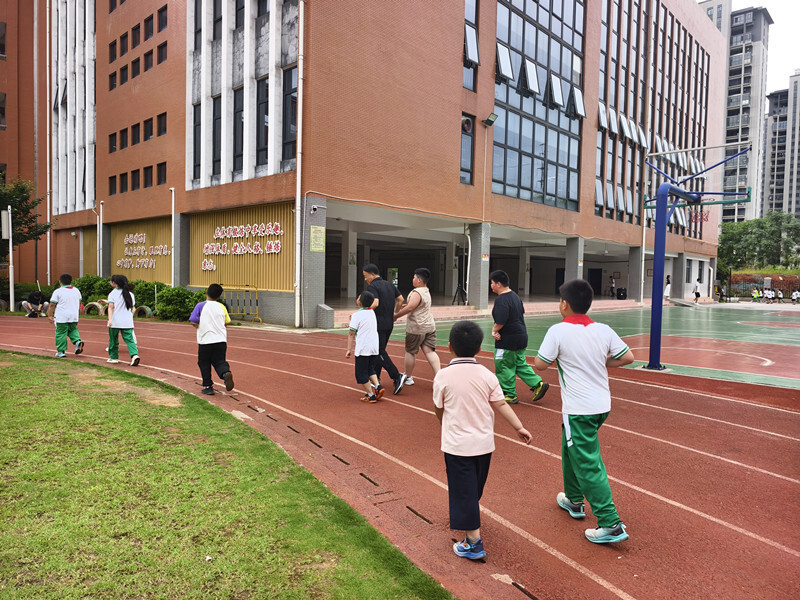 长沙一小学校长带49名“小胖墩”每天跑步，有学生已减重5斤