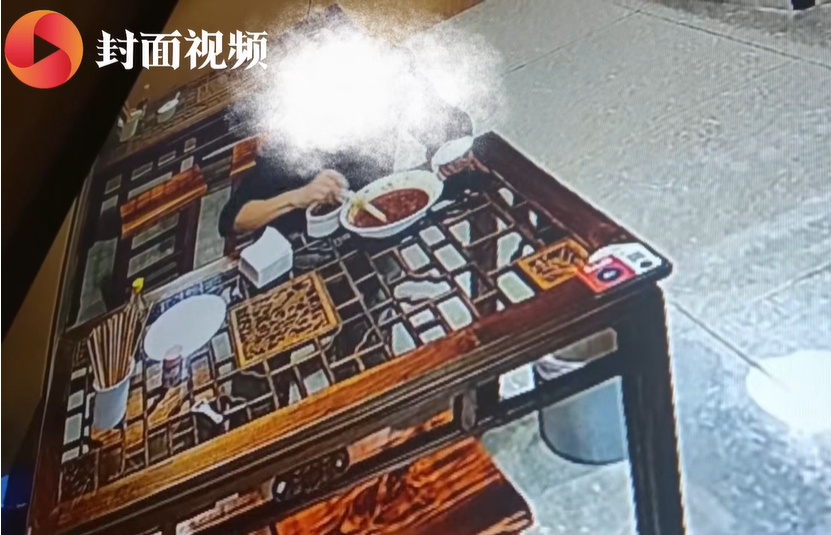 一男子吃完面加6勺辣椒酱被店主曝光,店主回应 一男子吃完面加6勺辣椒酱被店主曝光,店主回应