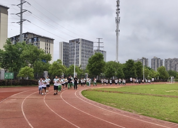 长沙一小学校长带49名“小胖墩”每天跑步，有学生已减重5斤