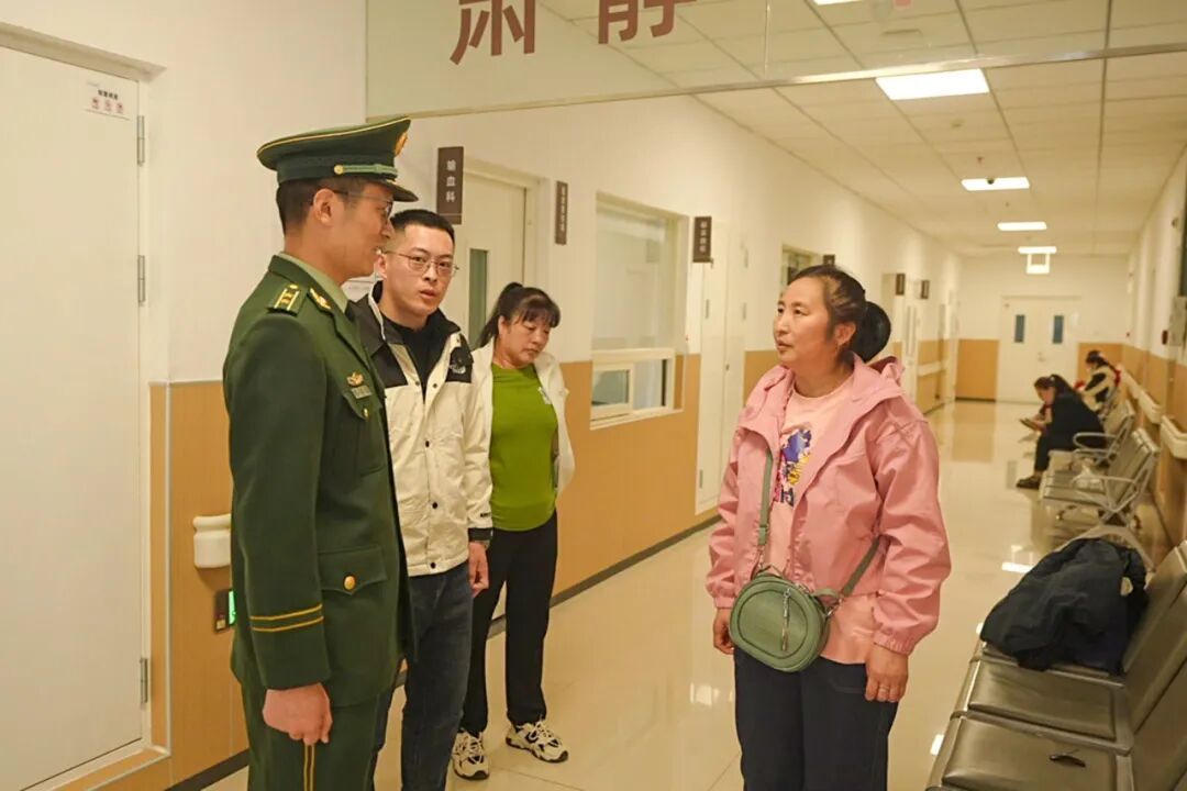 深夜,他在武警营门前徘徊,终于做了一个决定…… 深夜,他在武警营门前徘徊,终于做了一个决定……