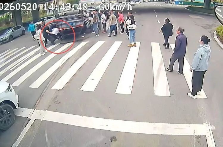 青岛街头突发碰撞，车辆侧翻倒扣司机被困！危急时刻，他们纷纷冲了上来……