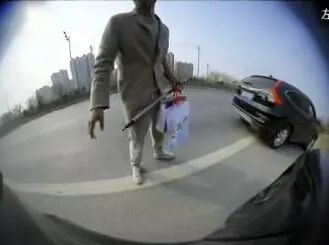 当街被持棍拦车“抢劫”50万元?竟是为私吞赃款自导自演! 当街被持棍拦车“抢劫”50万元?竟是为私吞赃款自导自演!