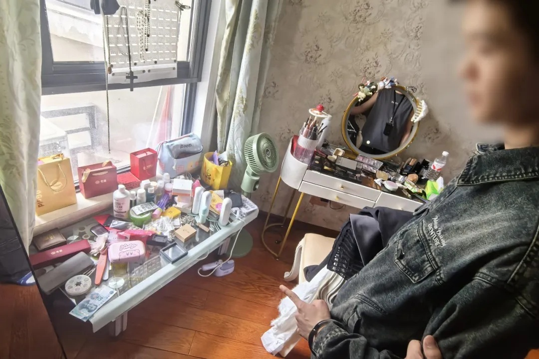 女子家中金饰失踪，门窗完好，室内无翻动痕迹，男友一句话让她果断报警