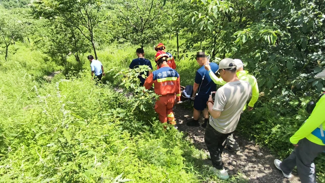 门头沟门潭古道一老人爬山突发晕厥，消防员接力抬担架成功救援