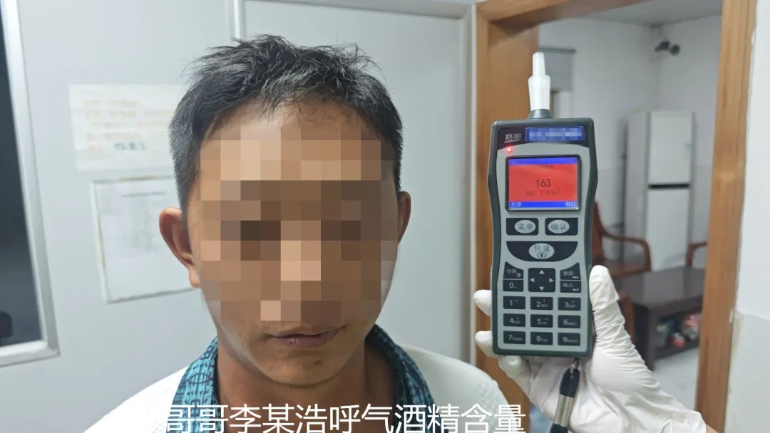 兄弟聚餐喝酒，哥哥开车撞上路边小轿车，弟弟觉得“自己比哥哥清醒”挪车20米
