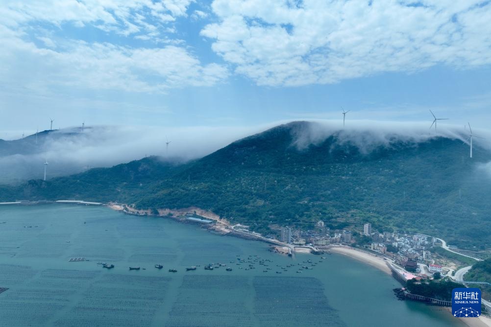 福建连江:云雾中的风电场 福建连江:云雾中的风电场