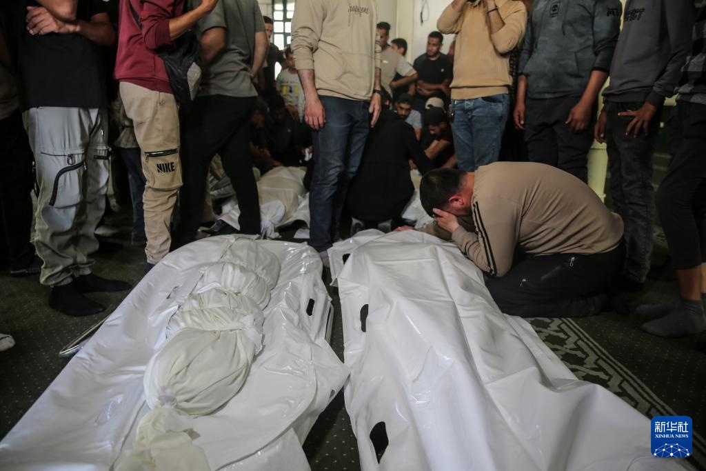 加沙民众为遇袭身亡的哈马斯军事领导人送葬