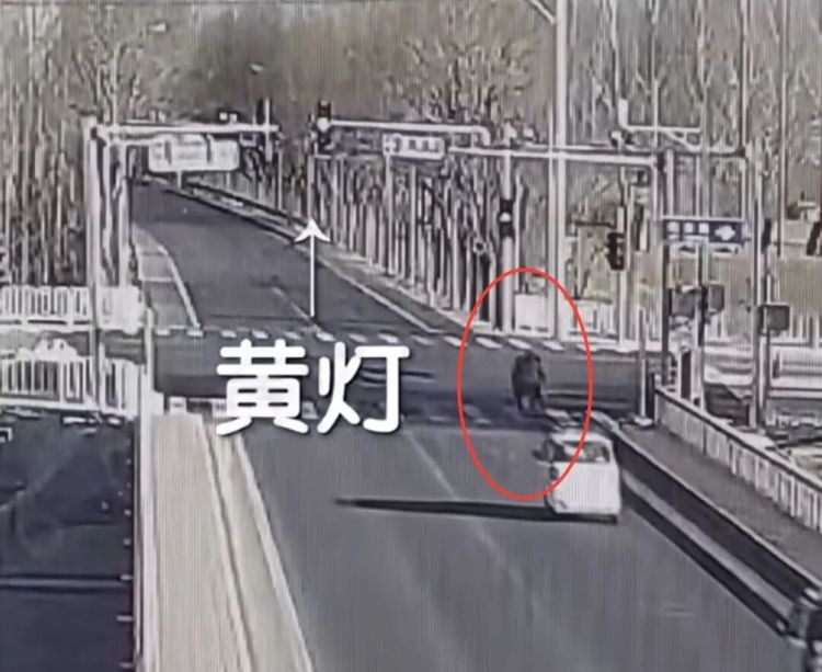 北京街头，一汽车与电动自行车猛烈相撞！事故双方都称是“绿灯”，警方还原真相……