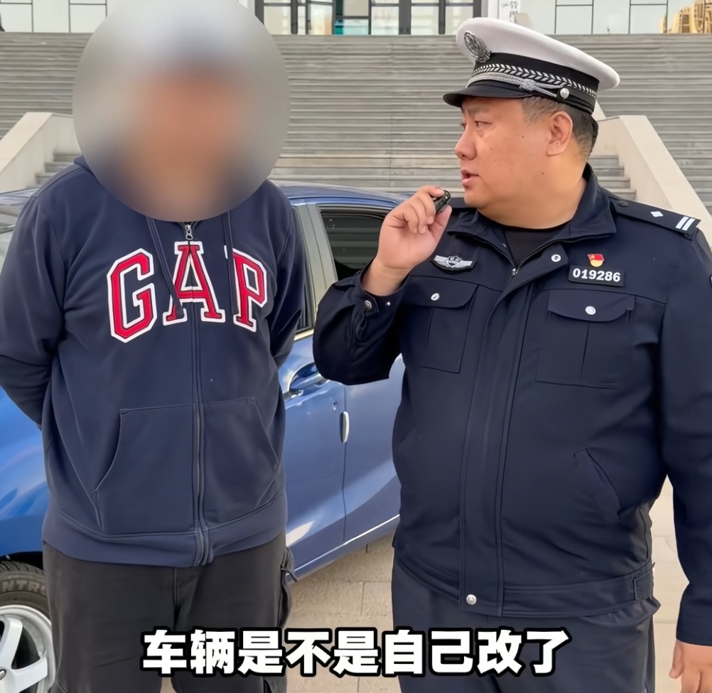 5名少年深夜狂飙改装车,开车时把方向盘拆下伸出窗外!交警叔叔都说:我真的第一次见到…… 5名少年深夜狂飙改装车,开车时把方向盘拆下伸出窗外!交警叔叔都说:我真的第一次见到……