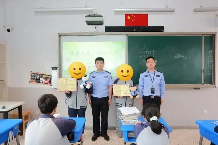 初中生用AI识别出罂粟,果断报警,事后民警特意来到学校,为她们颁发了荣誉证书及奖品 初中生用AI识别出罂粟,果断报警,事后民警特意来到学校,为她们颁发了荣誉证书及奖品