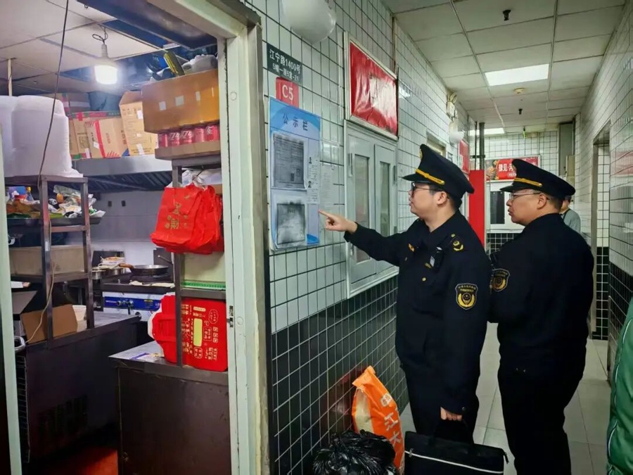 鸭肉冒充牛肉、一址7店、厨房操作台有鼠粪……上海公布网络餐饮食品治理典型案例
