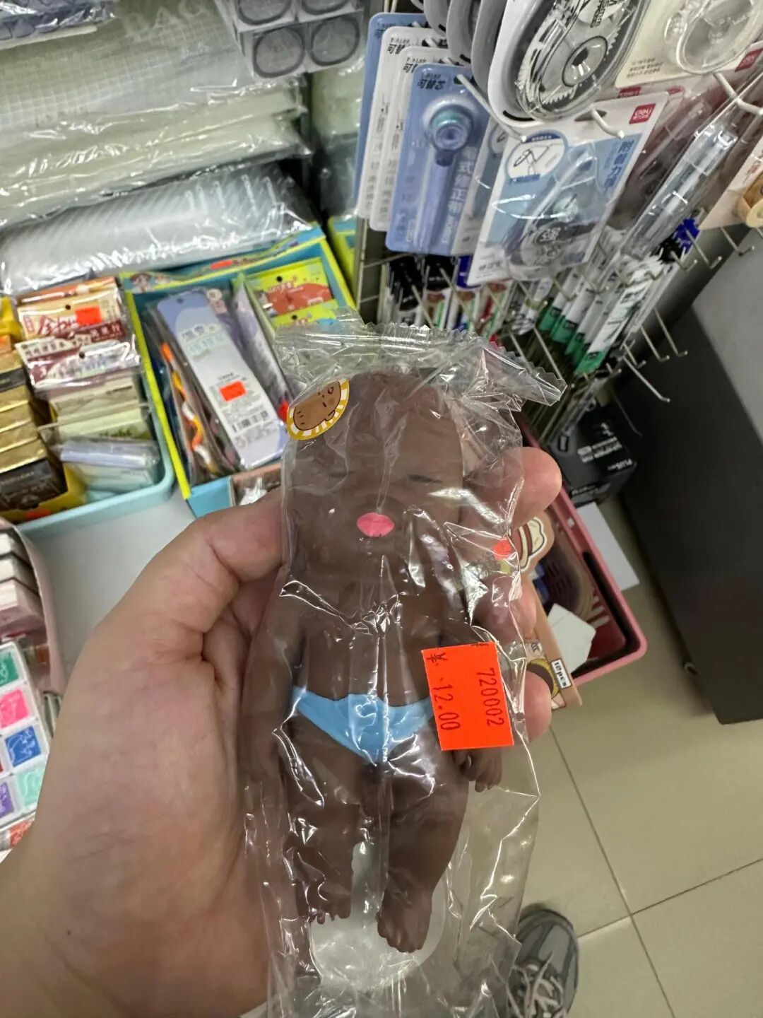 被指暴力低俗营销，网红玩具“娜塔莎”蔓延深圳学校周边文具店