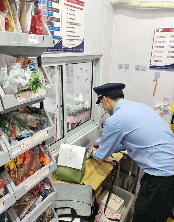 鸭肉冒充牛肉、一址7店、厨房操作台有鼠粪……上海公布网络餐饮食品治理典型案例