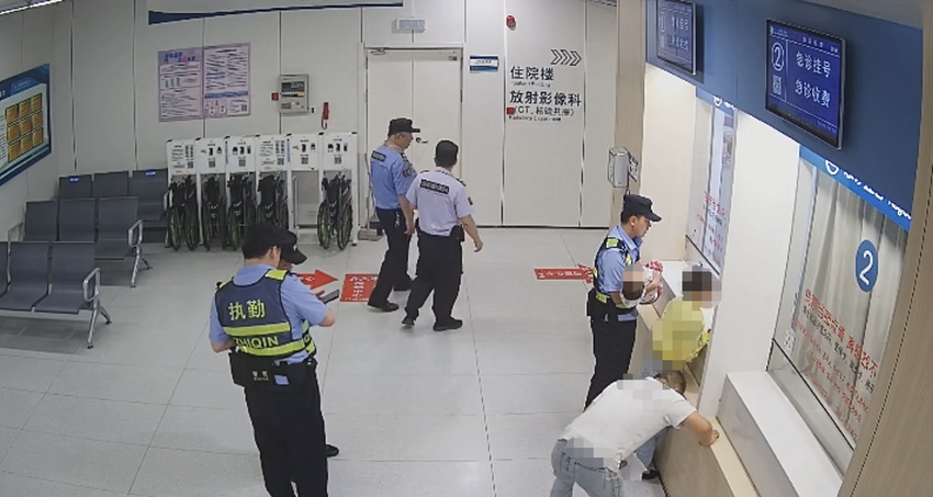 幼童发热惊厥昏迷,黄陂巡特警5分钟护送就医 幼童发热惊厥昏迷,黄陂巡特警5分钟护送就医