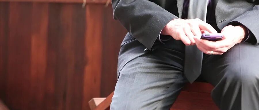 44岁男子突然性情大变，工作场合频繁讲“荤段子”！医生：感染了梅毒，可潜伏10-30年