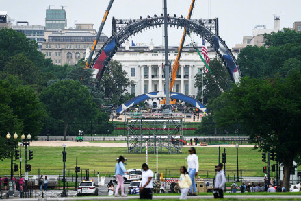 为庆祝美国独立日和特朗普生日，白宫搭建八角笼