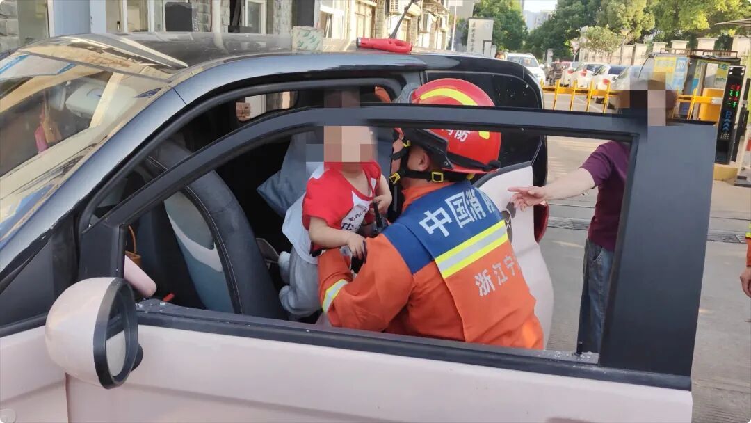 妈妈取快递,男孩误触按键被反锁车内……一组实验让家长直呼后怕 妈妈取快递,男孩误触按键被反锁车内……一组实验让家长直呼后怕