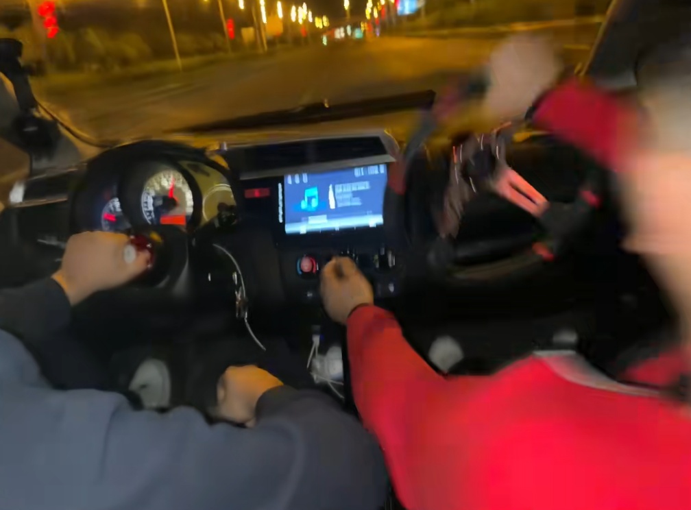 5名少年深夜狂飙改装车,开车时把方向盘拆下伸出窗外!交警叔叔都说:我真的第一次见到…… 5名少年深夜狂飙改装车,开车时把方向盘拆下伸出窗外!交警叔叔都说:我真的第一次见到……
