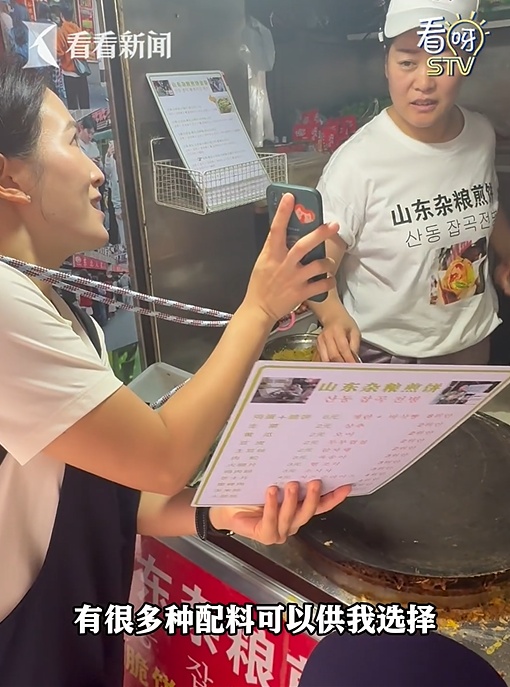 上海这个煎饼果子小摊被韩国人“盯”上了！店主：80%都是韩国人，他们还给我带特产