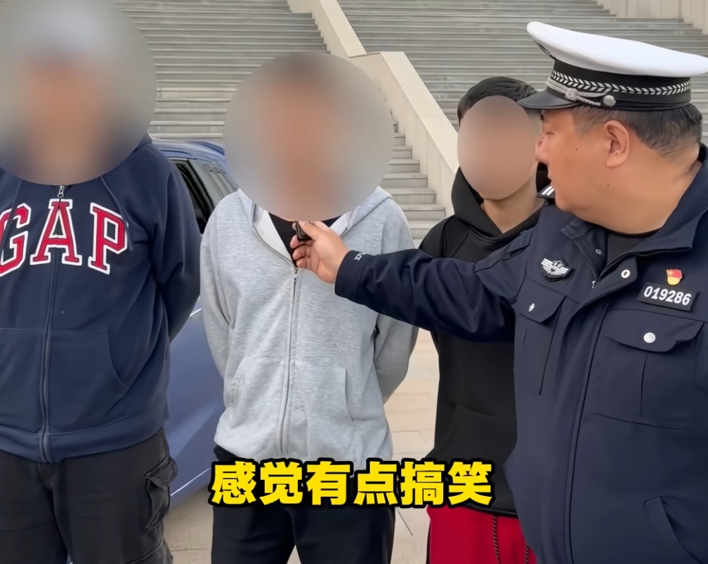 5名少年深夜狂飙改装车,开车时把方向盘拆下伸出窗外!交警叔叔都说:我真的第一次见到…… 5名少年深夜狂飙改装车,开车时把方向盘拆下伸出窗外!交警叔叔都说:我真的第一次见到……
