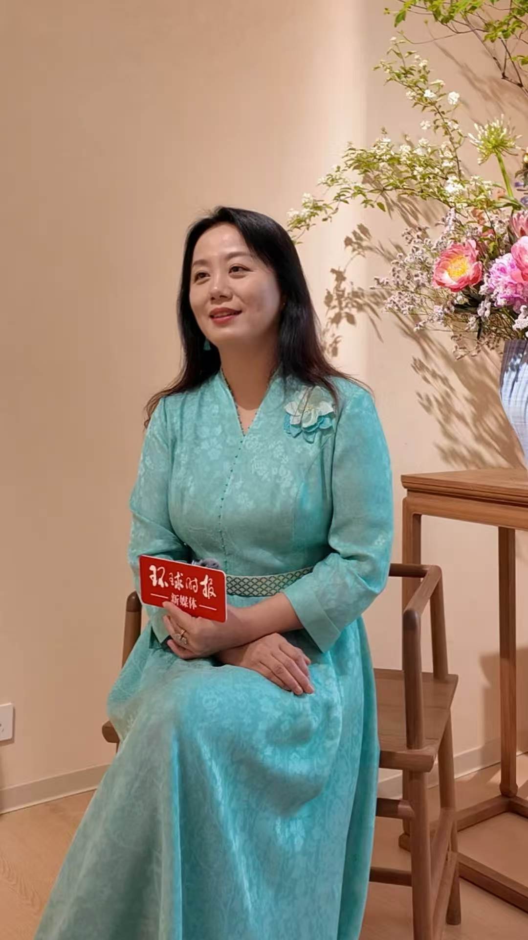 “她没等我示范,自己就写下了‘和’字”,中国设计师披露与武契奇夫人互动细节 “她没等我示范,自己就写下了‘和’字”,中国设计师披露与武契奇夫人互动细节