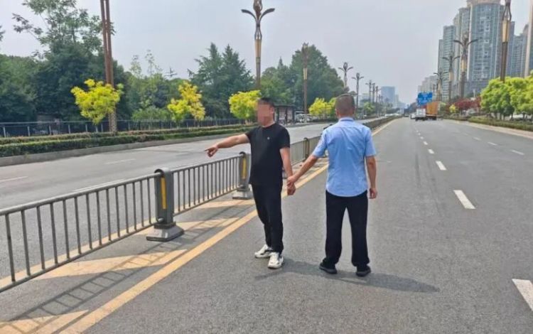 男子为图上下班方便竟“手撕”交通护栏,安装回去后他又继续拆!成都交警:依法行拘 男子为图上下班方便竟“手撕”交通护栏,安装回去后他又继续拆!成都交警:依法行拘