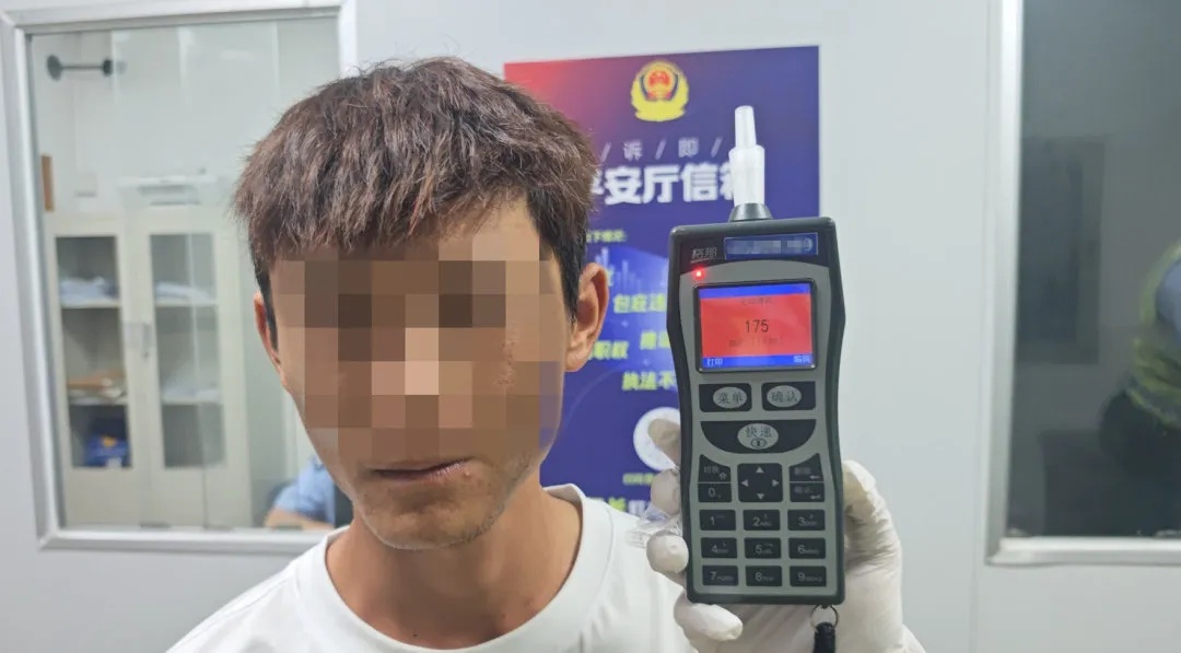 兄弟聚餐喝酒，哥哥开车撞上路边小轿车，弟弟觉得“自己比哥哥清醒”挪车20米