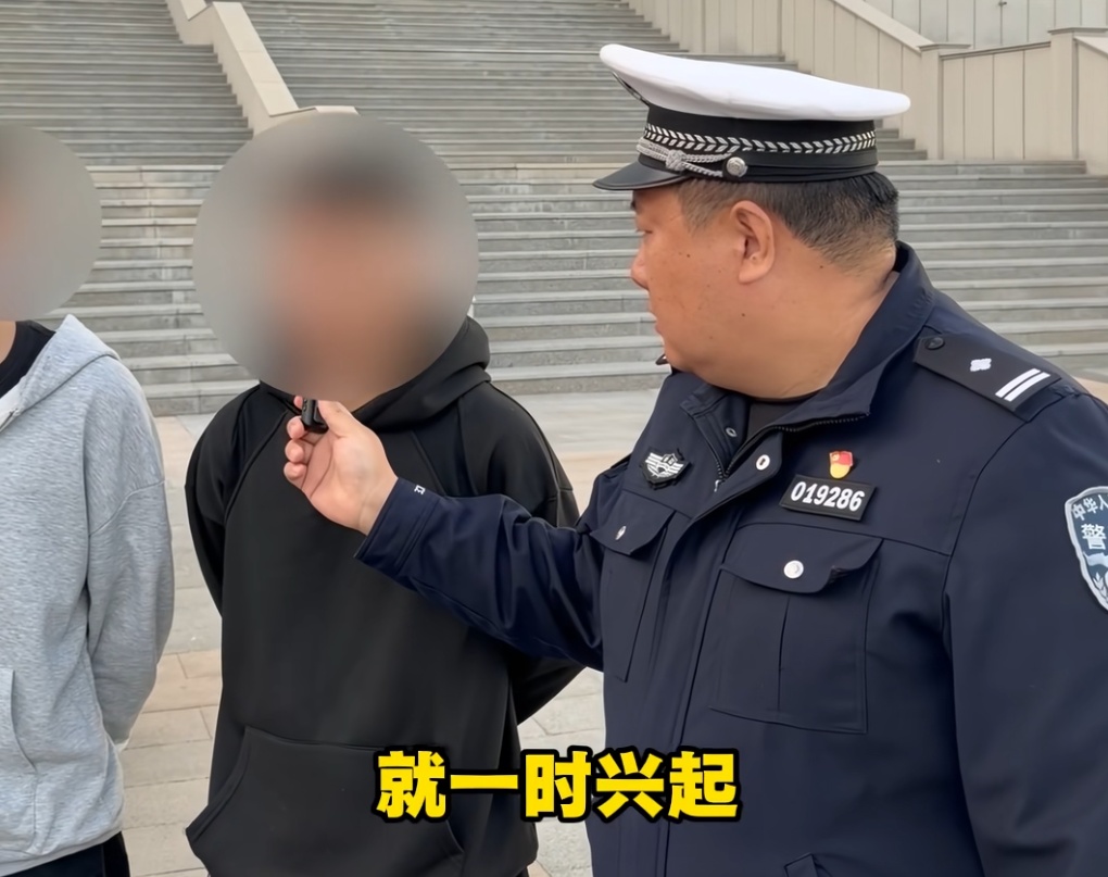 5名少年深夜狂飙改装车,开车时把方向盘拆下伸出窗外!交警叔叔都说:我真的第一次见到…… 5名少年深夜狂飙改装车,开车时把方向盘拆下伸出窗外!交警叔叔都说:我真的第一次见到……