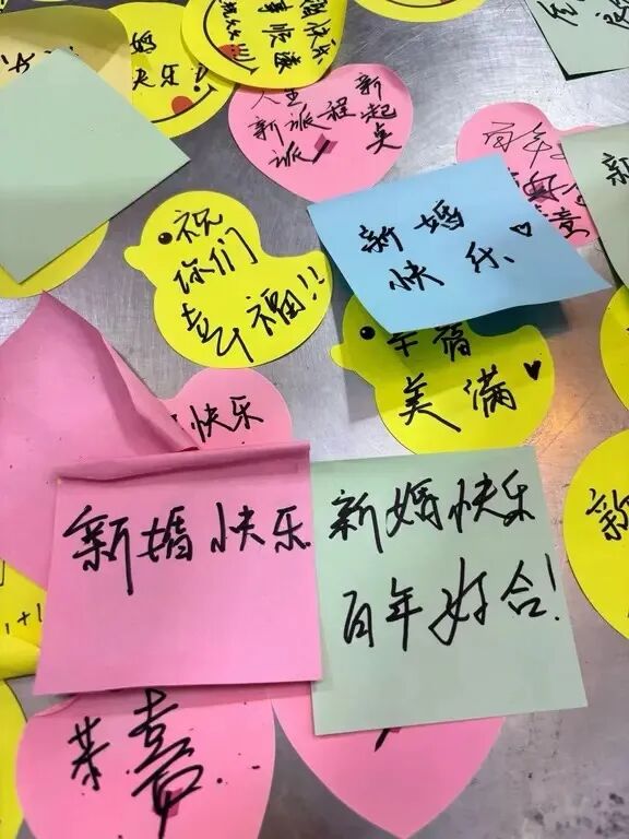 食堂阿姨因喜事请假，学生在档口贴满祝福：有近300张便利贴