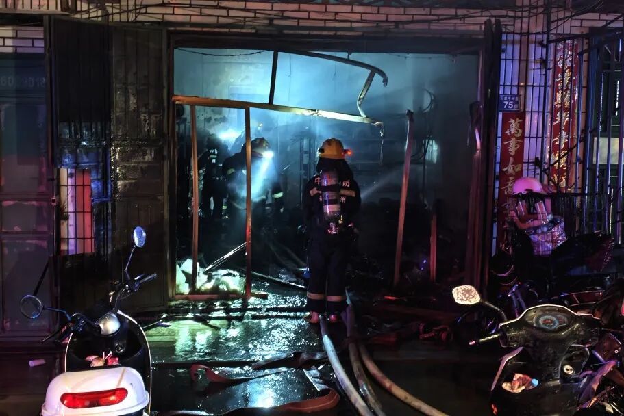 惊险!泉州一店铺凌晨起火,4人被困 惊险!泉州一店铺凌晨起火,4人被困