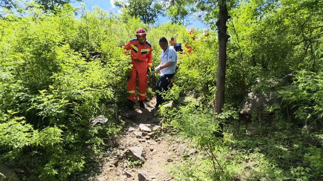 门头沟门潭古道一老人爬山突发晕厥，消防员接力抬担架成功救援