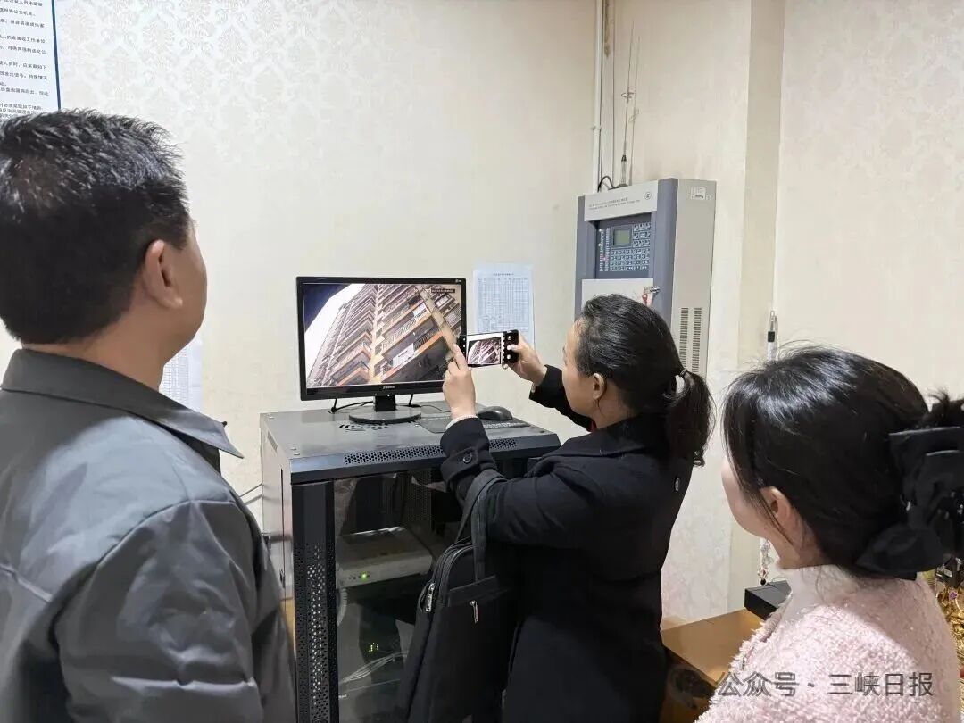 高空抛矿泉水瓶，法院判决：业委会赔偿陈女士1元